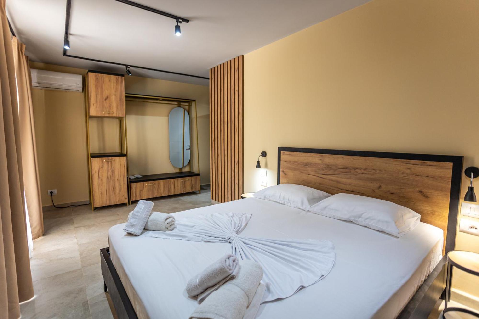 The Blue Wave Hotel Himare Buitenkant foto