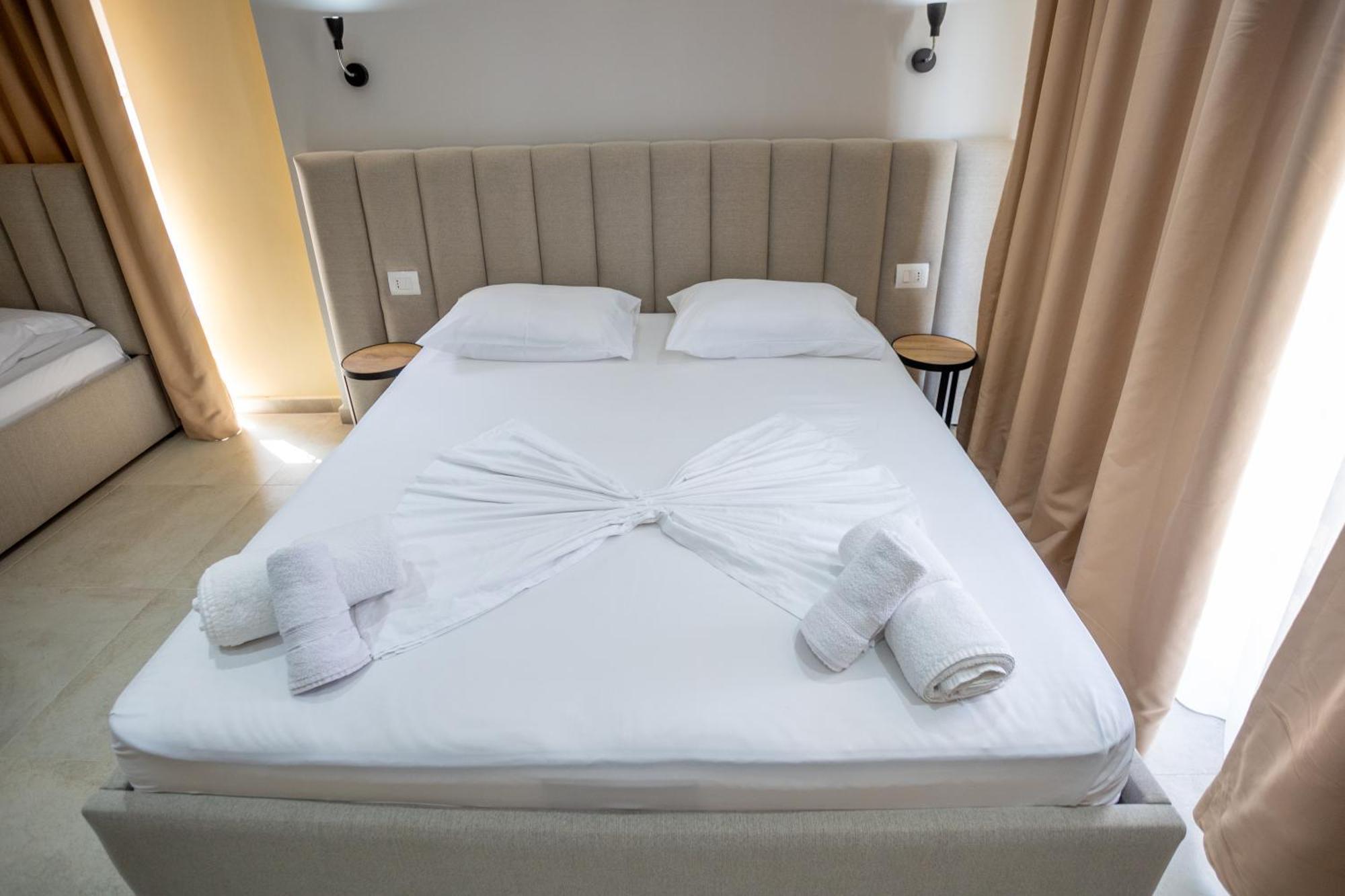 The Blue Wave Hotel Himare Buitenkant foto