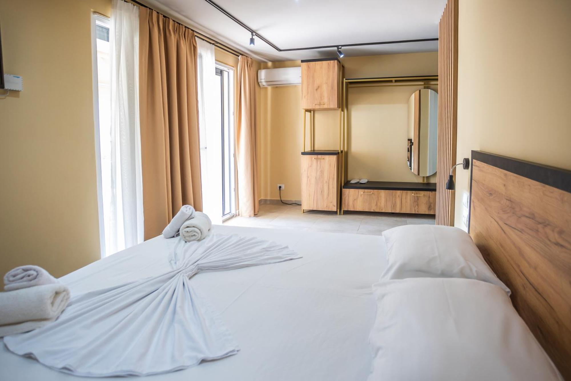 The Blue Wave Hotel Himare Buitenkant foto