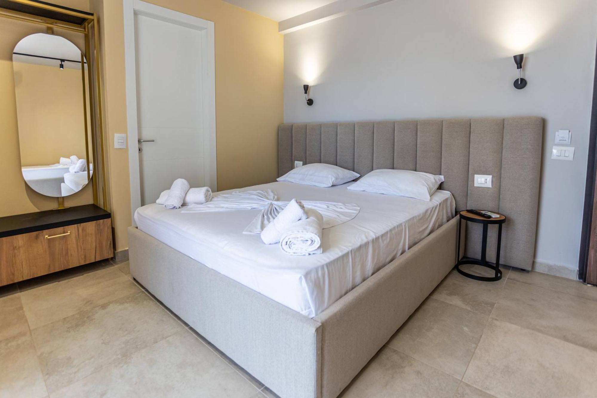 The Blue Wave Hotel Himare Buitenkant foto