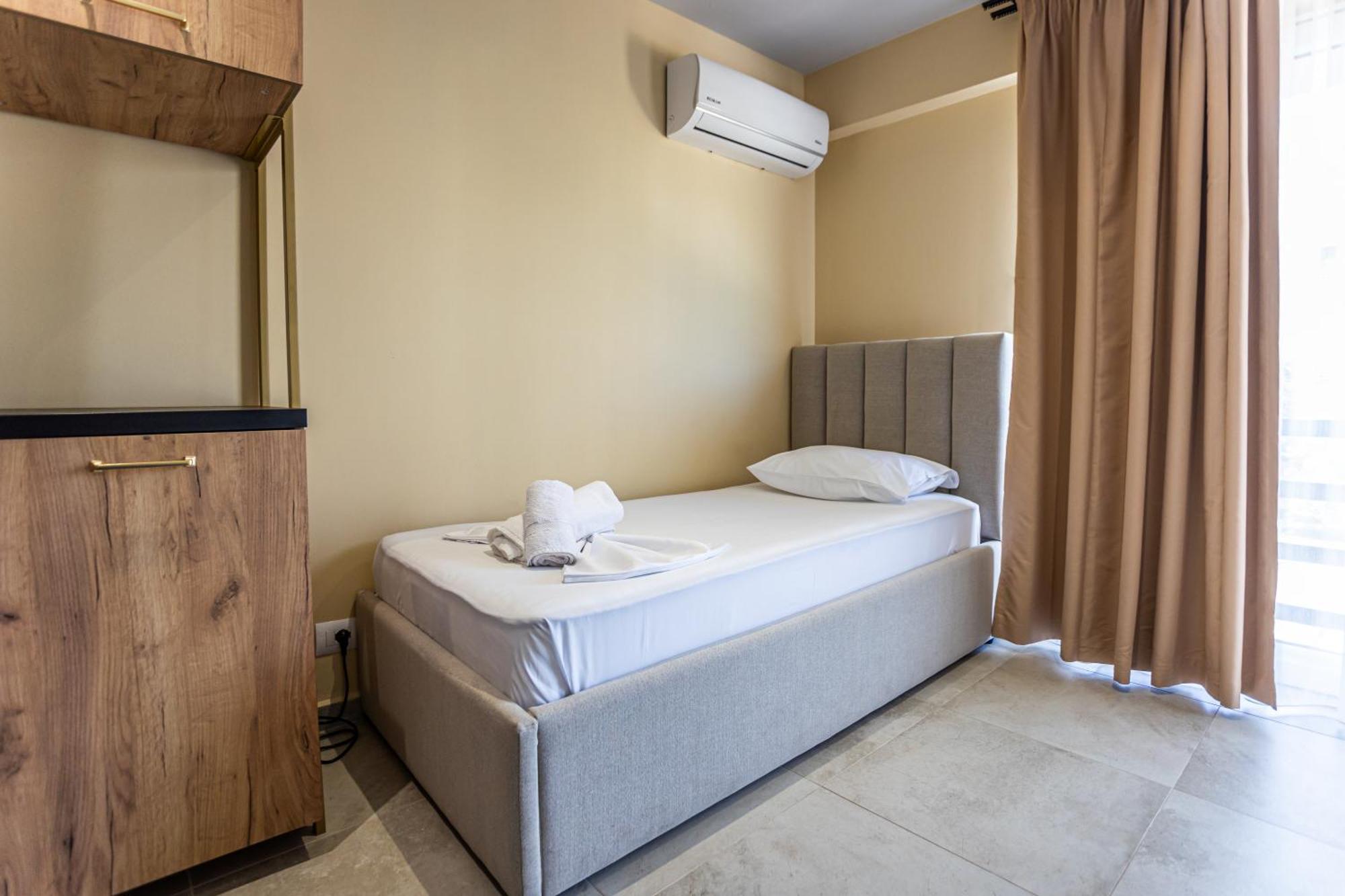 The Blue Wave Hotel Himare Buitenkant foto