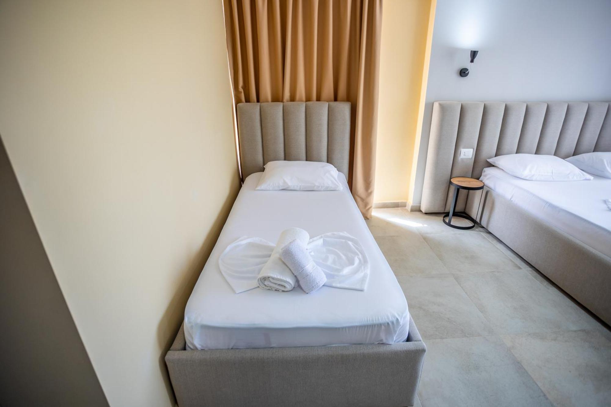 The Blue Wave Hotel Himare Buitenkant foto