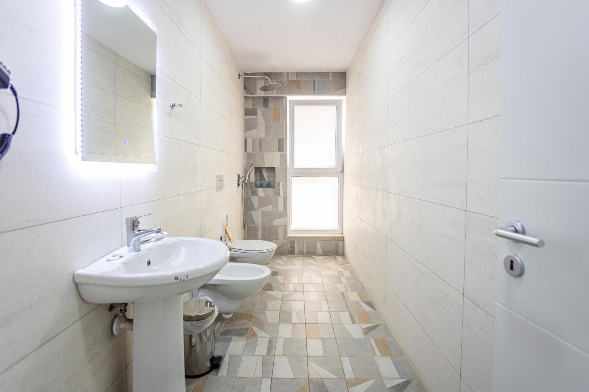 The Blue Wave Hotel Himare Buitenkant foto