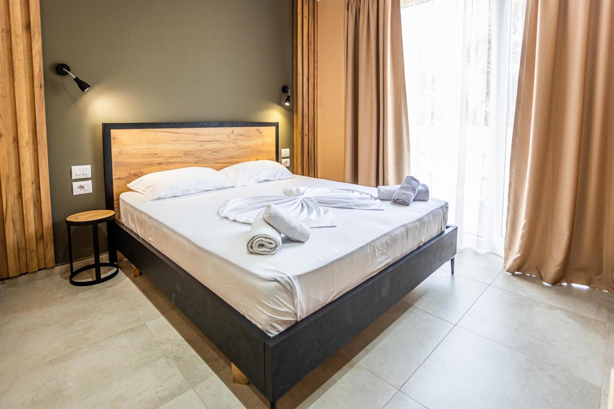 The Blue Wave Hotel Himare Buitenkant foto