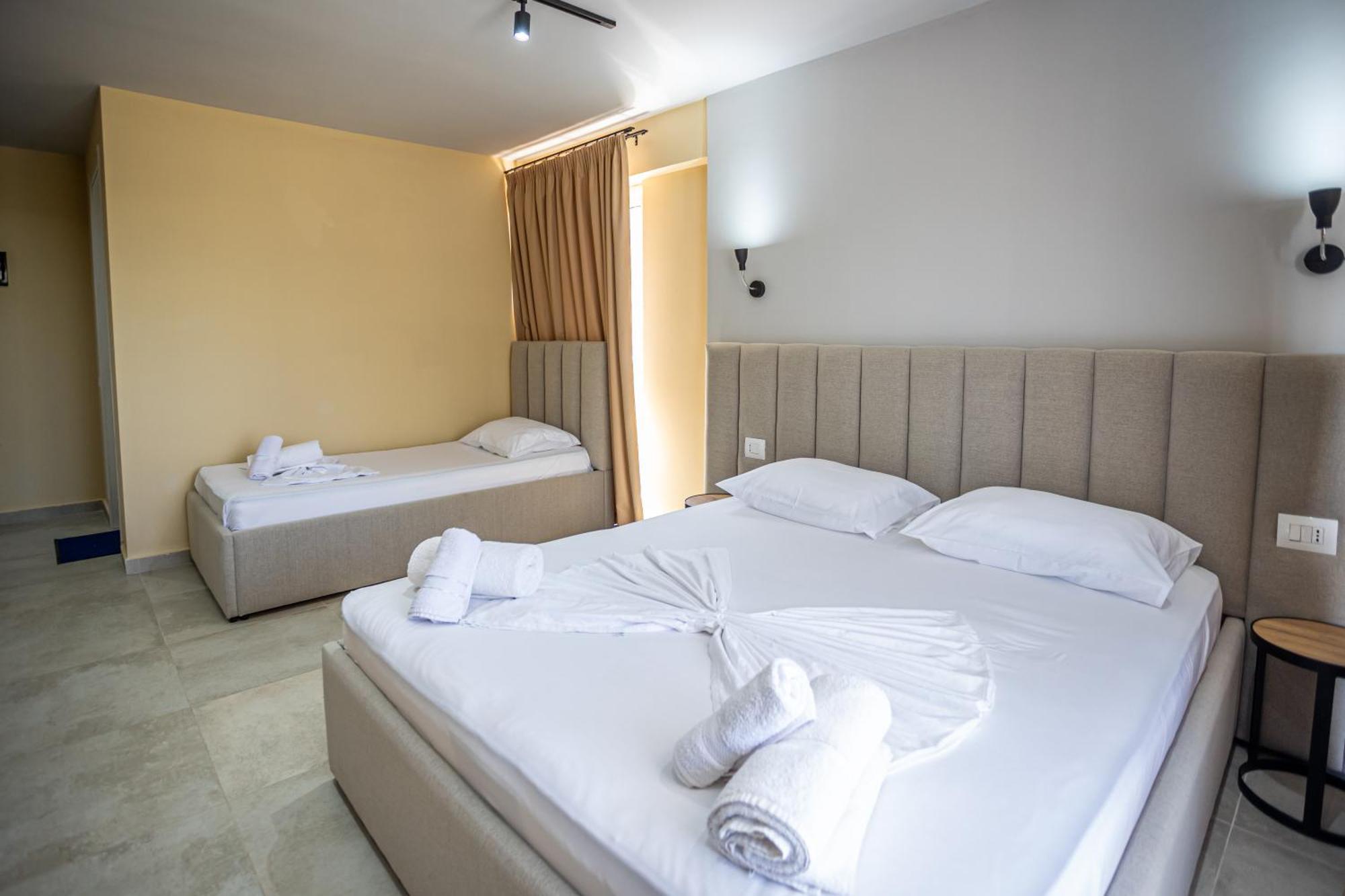 The Blue Wave Hotel Himare Buitenkant foto