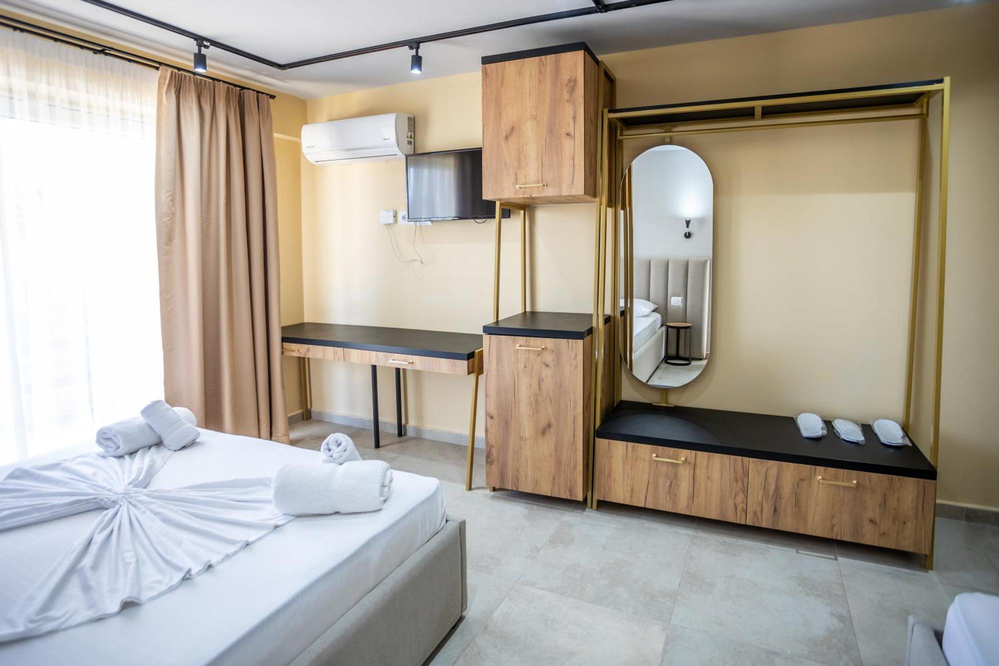 The Blue Wave Hotel Himare Buitenkant foto