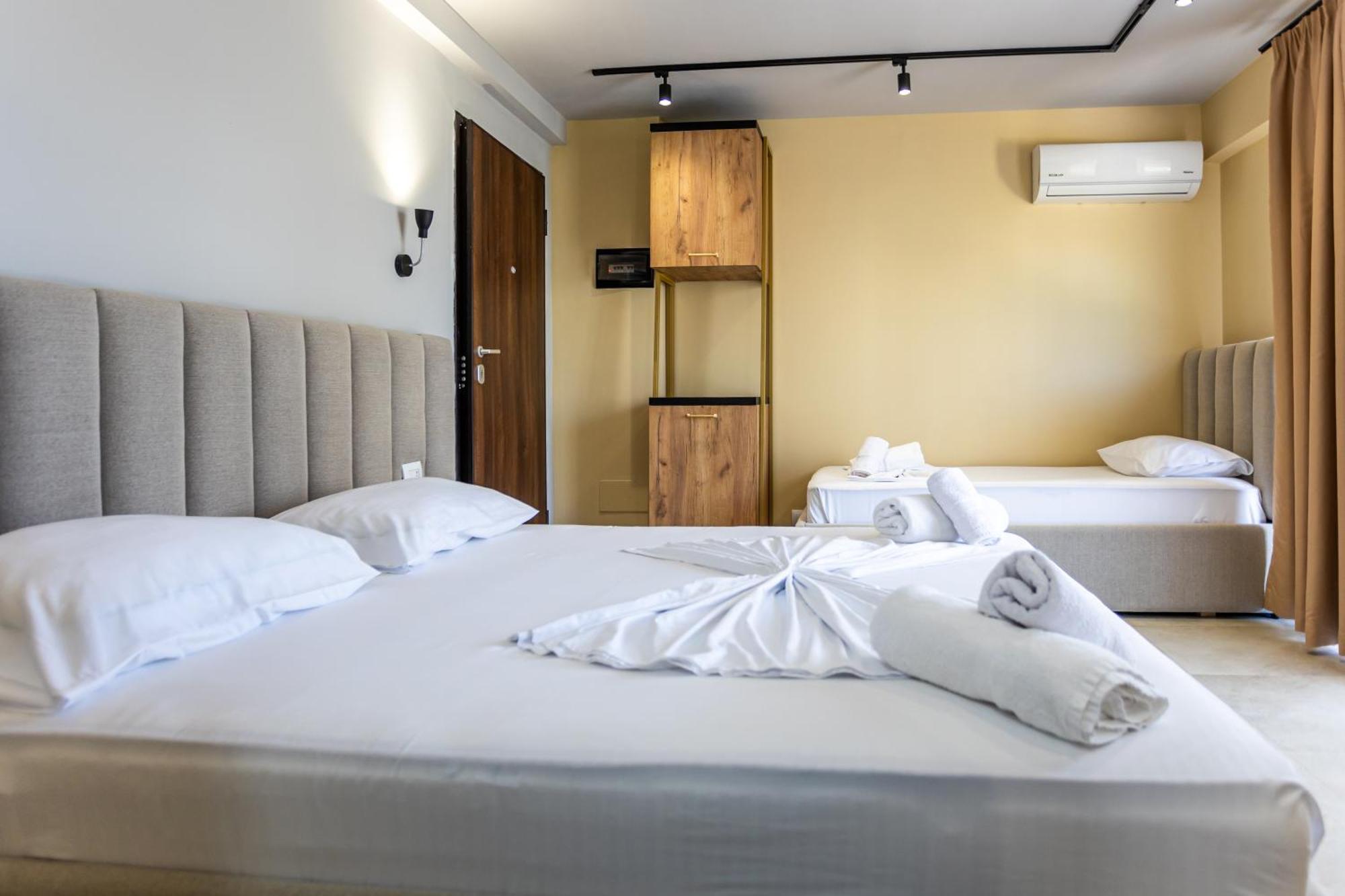 The Blue Wave Hotel Himare Buitenkant foto