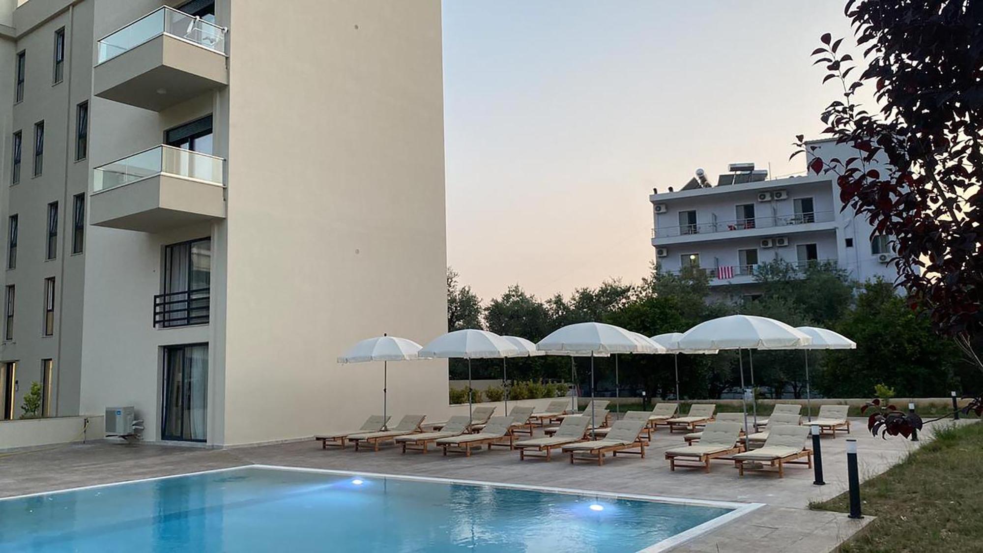 The Blue Wave Hotel Himare Buitenkant foto