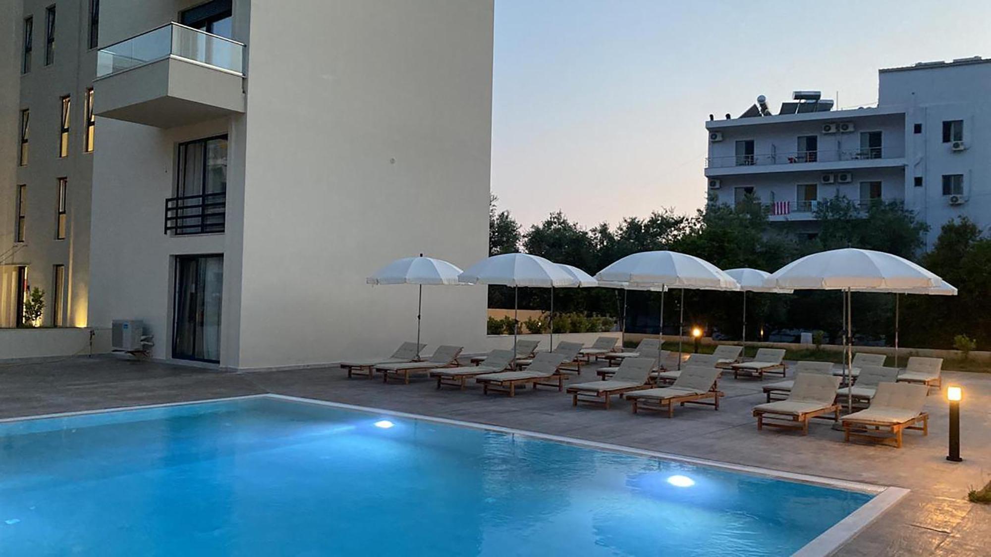 The Blue Wave Hotel Himare Buitenkant foto