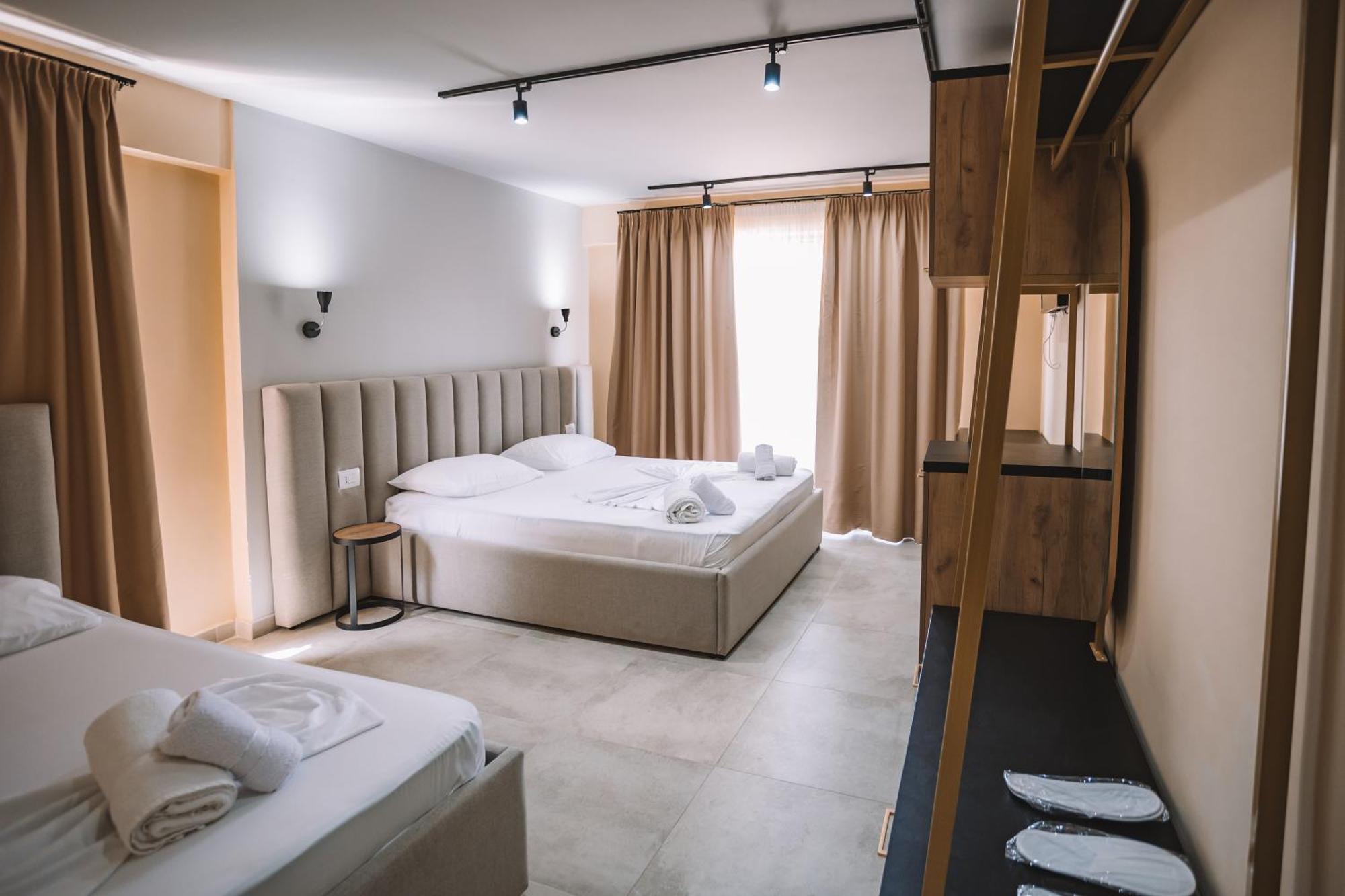 The Blue Wave Hotel Himare Buitenkant foto