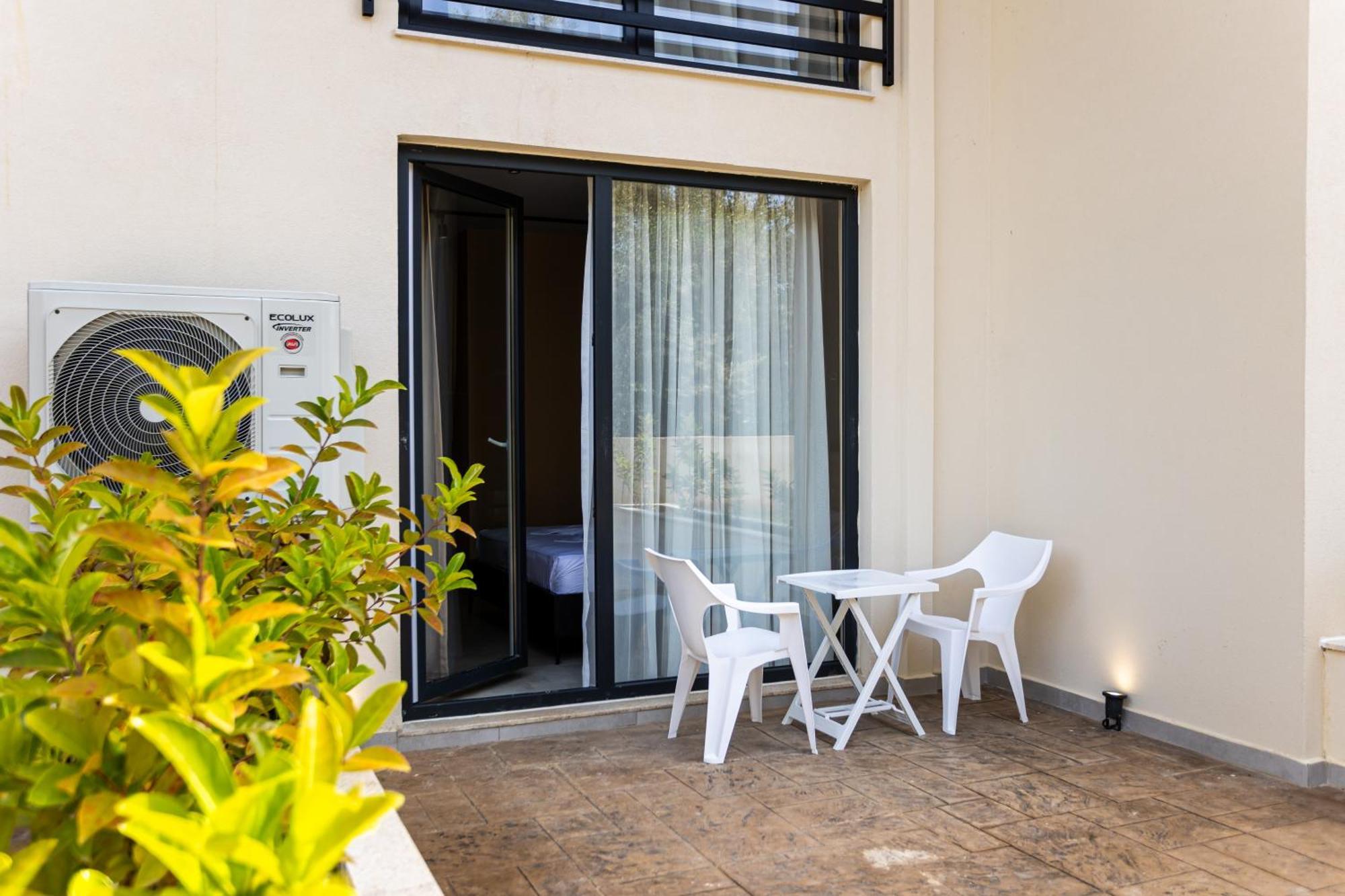 The Blue Wave Hotel Himare Buitenkant foto