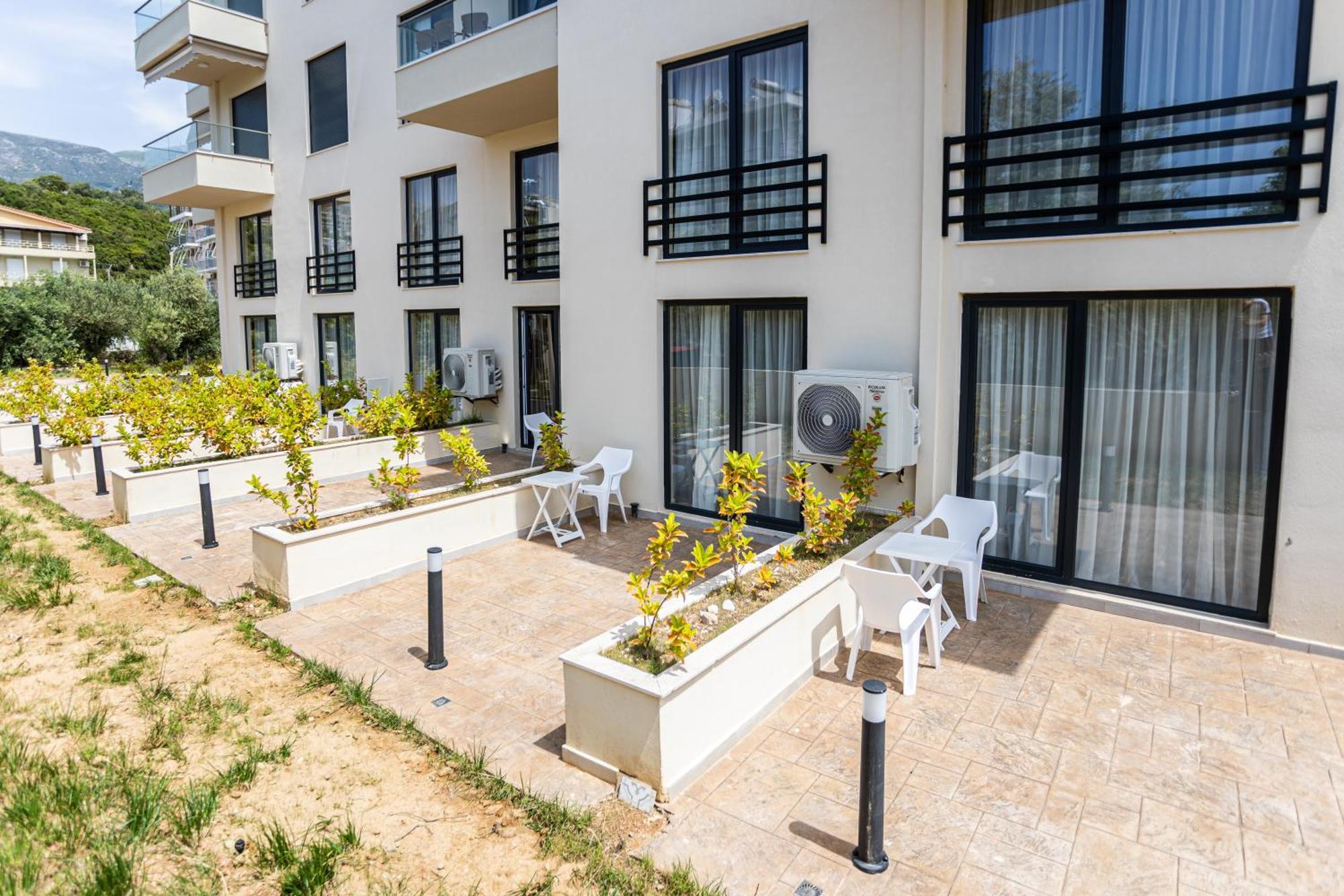 The Blue Wave Hotel Himare Buitenkant foto