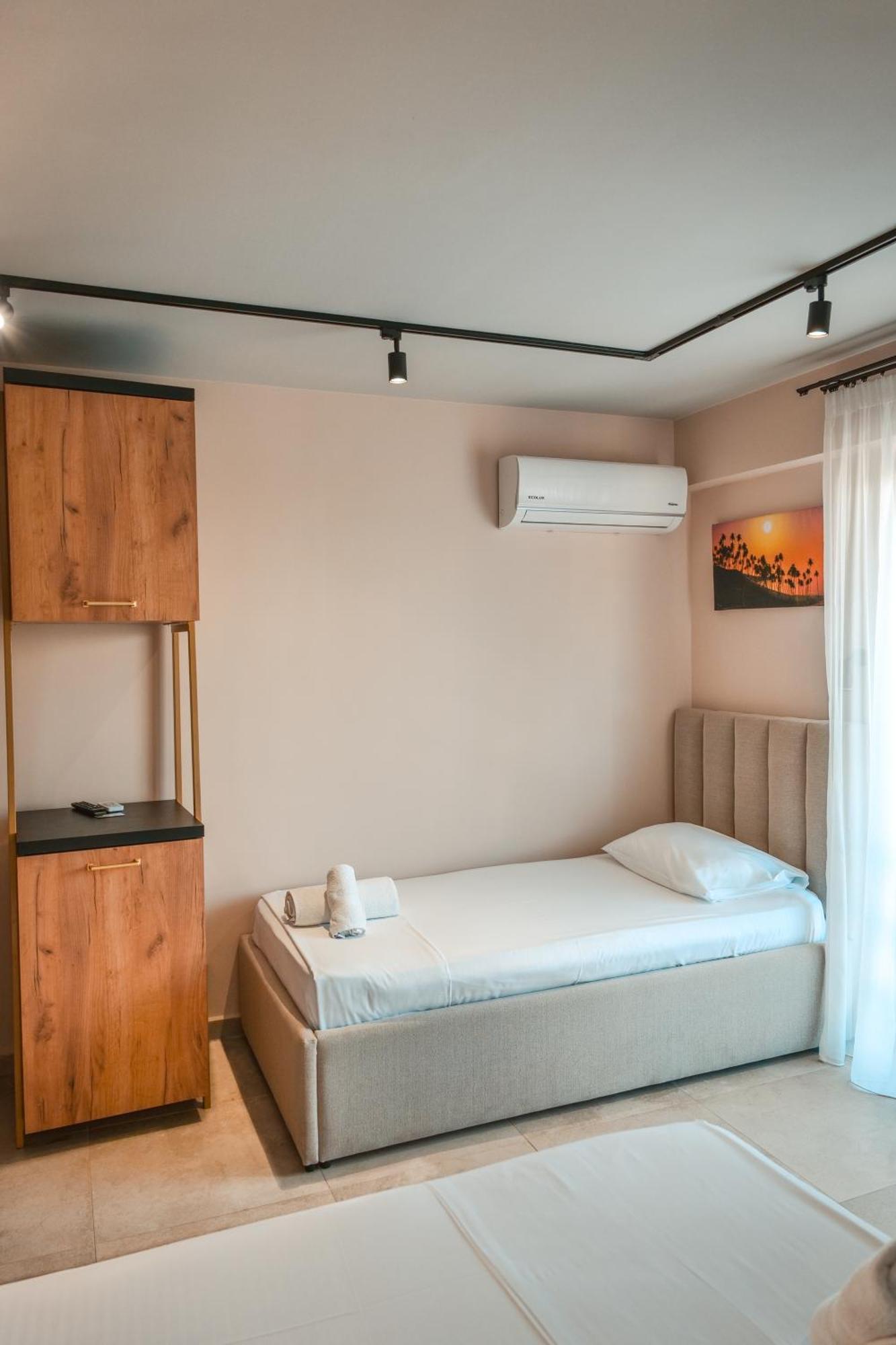 The Blue Wave Hotel Himare Buitenkant foto