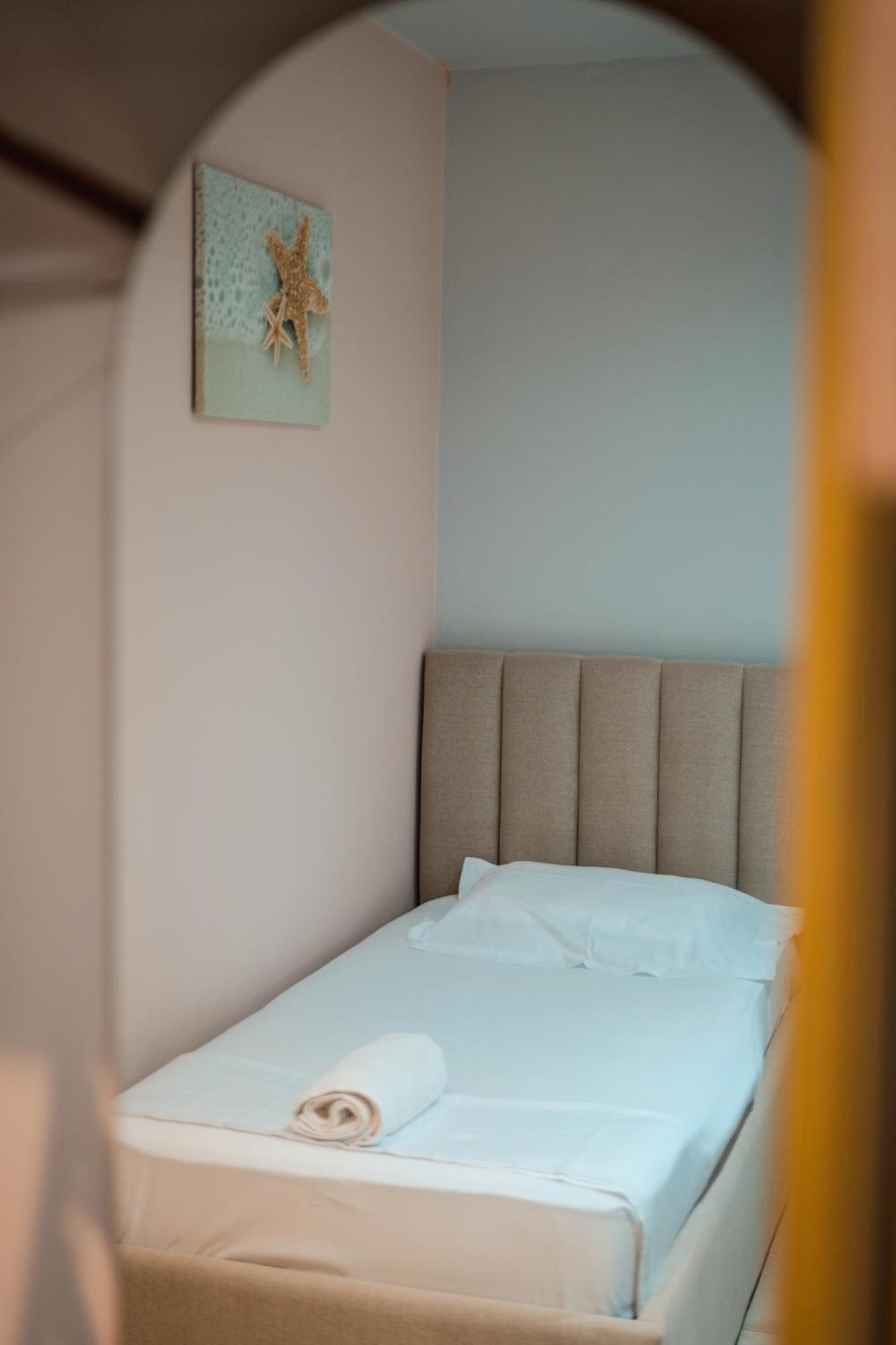 The Blue Wave Hotel Himare Buitenkant foto