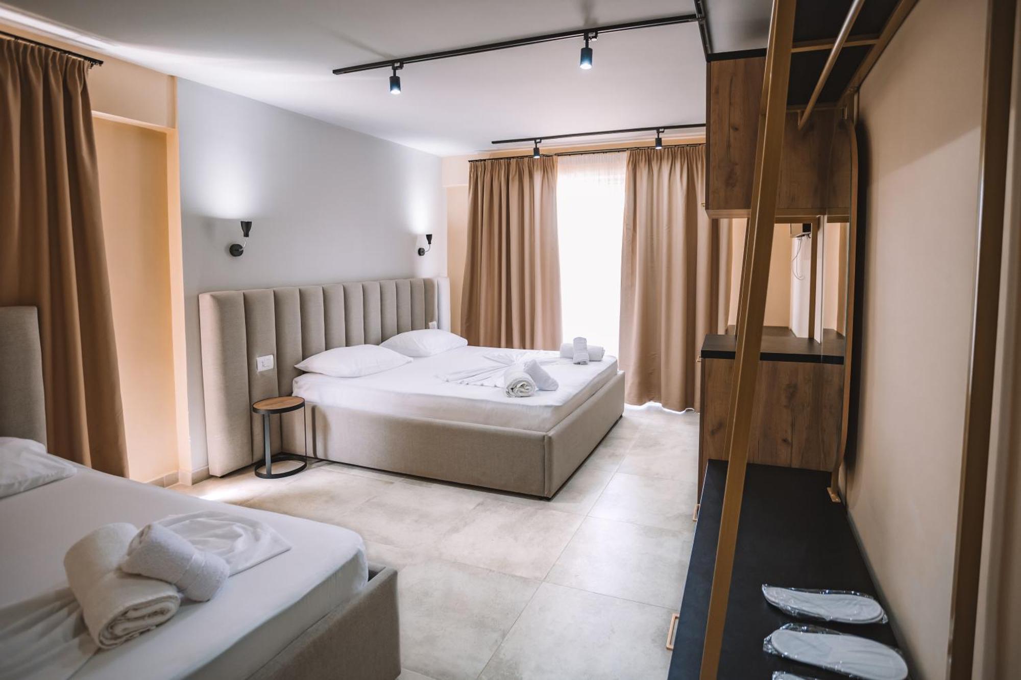 The Blue Wave Hotel Himare Buitenkant foto