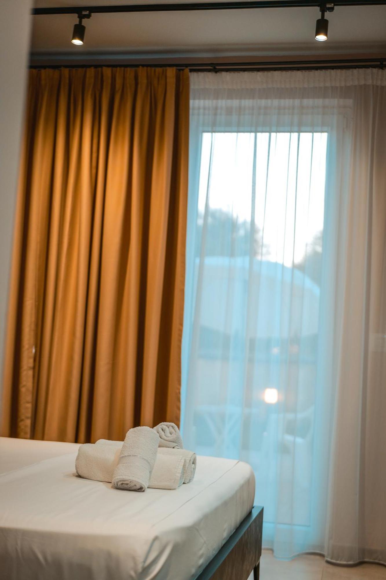 The Blue Wave Hotel Himare Buitenkant foto