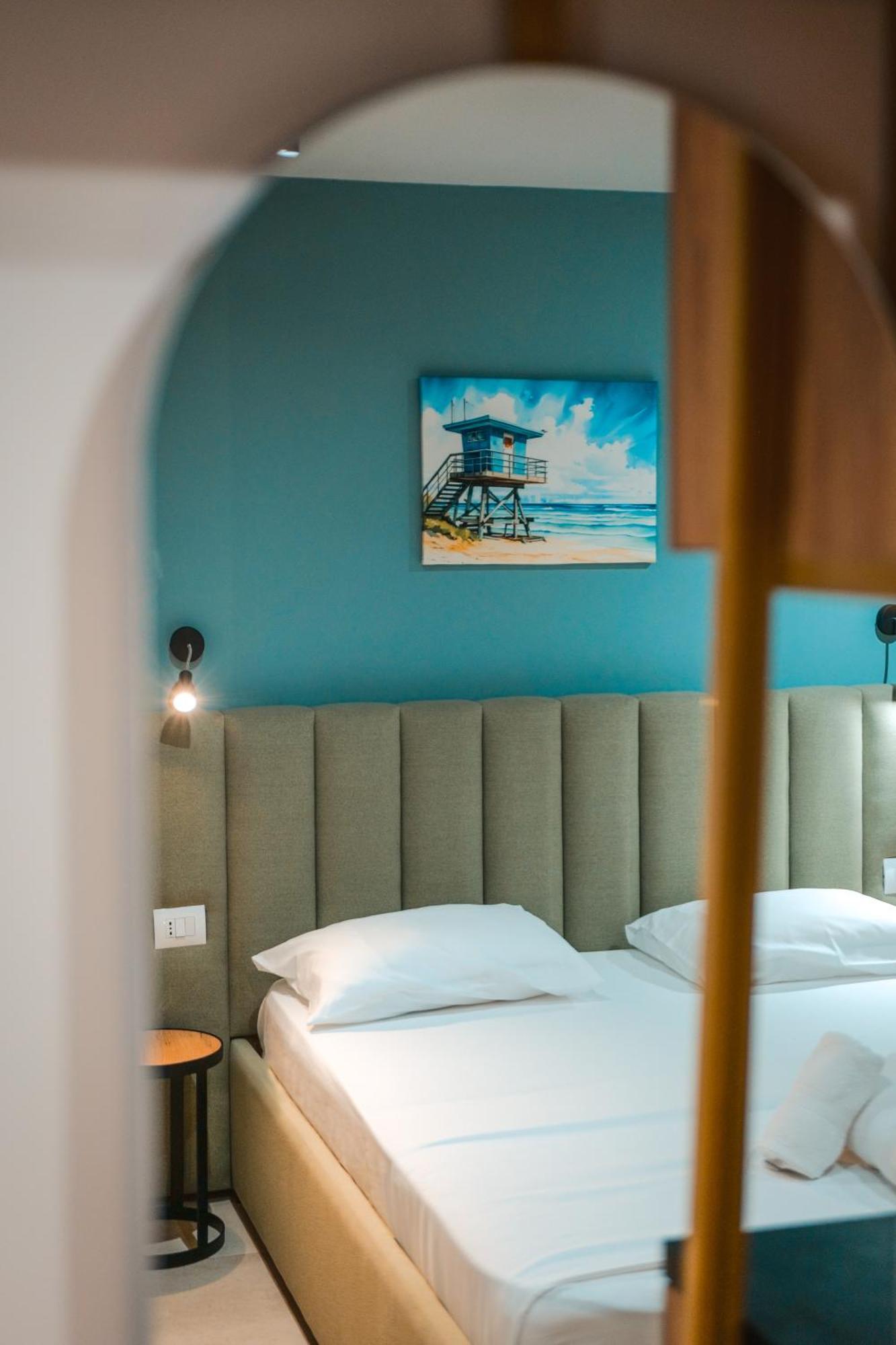 The Blue Wave Hotel Himare Buitenkant foto